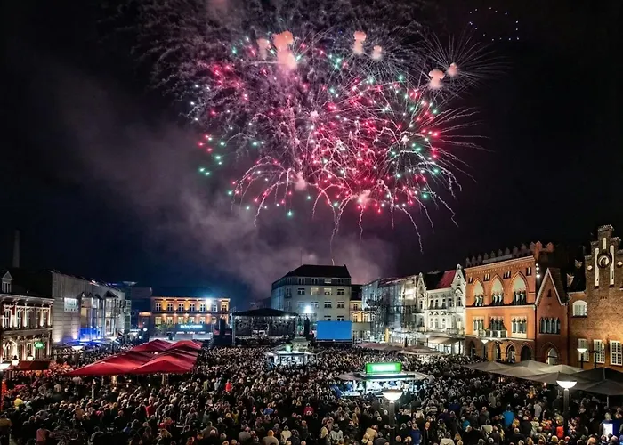 Esbjerg Penthouse - 3Br - City Views - Walk To Everything *